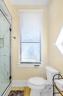 Aerie Loft: Cozy 1-bedroom Retreat in Biloxi, Perfect for Couples!