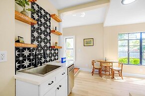 Aerie Loft: Cozy 1-bedroom Retreat in Biloxi, Perfect for Couples!