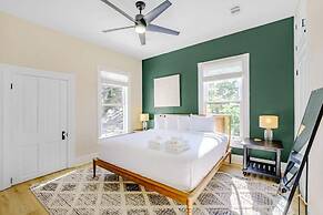 Aerie Loft: Cozy 1-bedroom Retreat in Biloxi, Perfect for Couples!