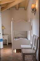 Beautiful Giardino Degli Oleandri 2 Bedroom Apt Sleeps 6 Plus a Child-