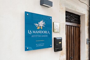 Room in Guest Room - Luxury Room La Mandorla