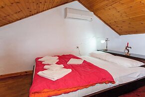 Dream 1 -traditional House With Pool To Share