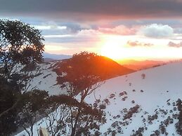 24 Hotham 3 Bedroom Renovated Apartment