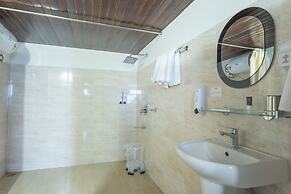 Summit Sherpa Mountain Inn