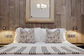 The Black Lion Pub & Boutique Guesthouse