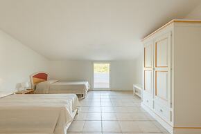 Elegant Residence 4 Bedroom Apartment Sleeps 8 Extra bed N0732