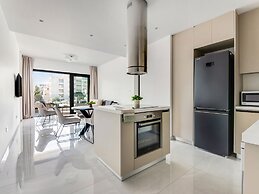 Sanders Premier - Cozy 2 bdr apt With Balcony