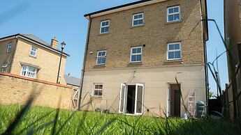 Stunning 6-bed House in Milton Keynes