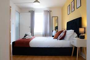 Stunning 6-bed House in Milton Keynes