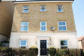 Stunning 6-bed House in Milton Keynes