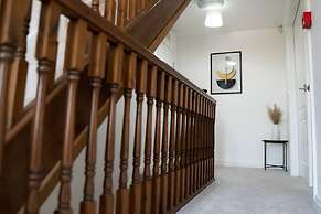 Stunning 6-bed House in Milton Keynes