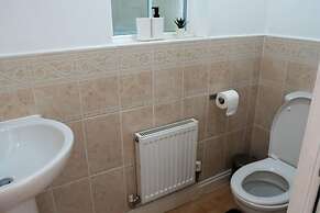 Stunning 6-bed House in Milton Keynes