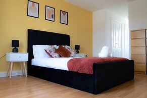 Stunning 6-bed House in Milton Keynes