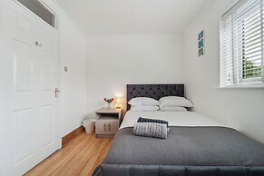 Spacious Home - Sleeps 10 - Free Parking - Pets