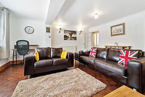 Spacious Home - Sleeps 10 - Free Parking - Pets