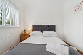 Spacious Home - Sleeps 10 - Free Parking - Pets
