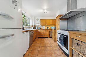 Spacious Home - Sleeps 10 - Free Parking - Pets