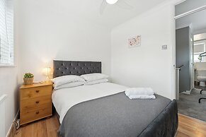 Spacious Home - Sleeps 10 - Free Parking - Pets