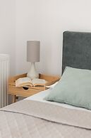 Łopuszańska Apartment Warsaw by Renters