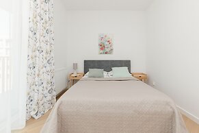 Łopuszańska Apartment Warsaw by Renters