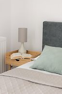 Łopuszańska Apartment Warsaw by Renters