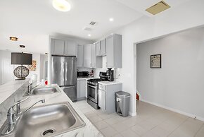 Stunning Beachfront Queens Getaway 4 Bedroom Townhouse by Redawning