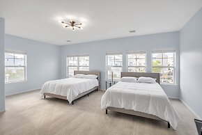 Stunning Beachfront Queens Getaway 4 Bedroom Townhouse by Redawning