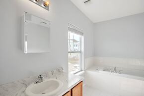 Stunning Beachfront Queens Getaway 4 Bedroom Townhouse by Redawning