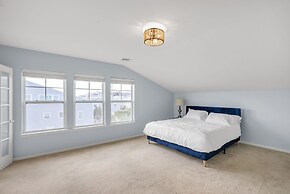 Stunning Beachfront Queens Getaway 4 Bedroom Townhouse by Redawning