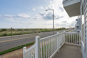 Stunning Beachfront Queens Getaway 4 Bedroom Townhouse by Redawning
