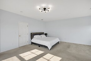 Stunning Beachfront Queens Getaway 4 Bedroom Townhouse by Redawning