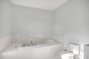 Stunning Beachfront Queens Getaway 4 Bedroom Townhouse by Redawning