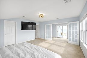 Stunning Beachfront Queens Getaway 4 Bedroom Townhouse by Redawning