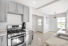 Stunning Beachfront Queens Getaway 4 Bedroom Townhouse by Redawning