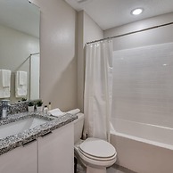 Affordable Luxury Home for 8 Guests Close to Parks