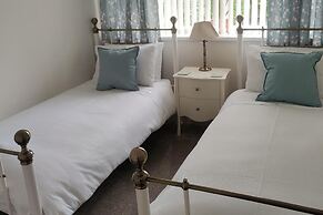 Split Level Bungalow - Sleeps4 - Close to Walks