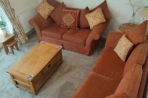 Split Level Bungalow - Sleeps4 - Close to Walks