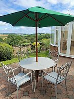 Split Level Bungalow - Sleeps4 - Close to Walks