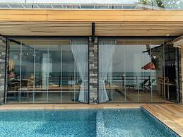 Sea&Sky luxury absolute beachfront villa