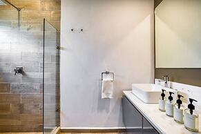 Chic PH Haven with rooftop By Tasman