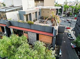 Chic PH Haven with rooftop By Tasman