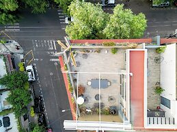 Chic PH Haven with rooftop By Tasman