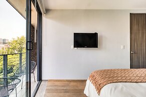 Chic PH Haven with rooftop By Tasman