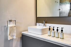 Chic PH Haven with rooftop By Tasman