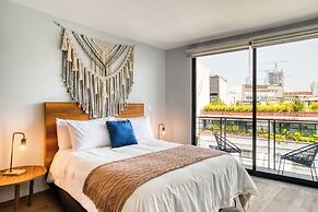 Chic PH Haven with rooftop By Tasman