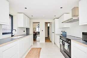 The Langthorme Park Place - Trendy 3bdr House With Garden and Study Ro