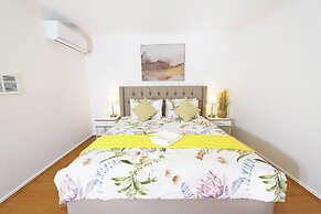 Melbourne 4BRM Staycation Parkside