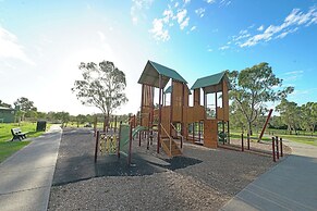 Melbourne 4BRM Staycation Parkside