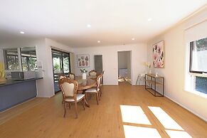 Melbourne 4BRM Staycation Parkside