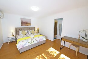 Melbourne 4BRM Staycation Parkside